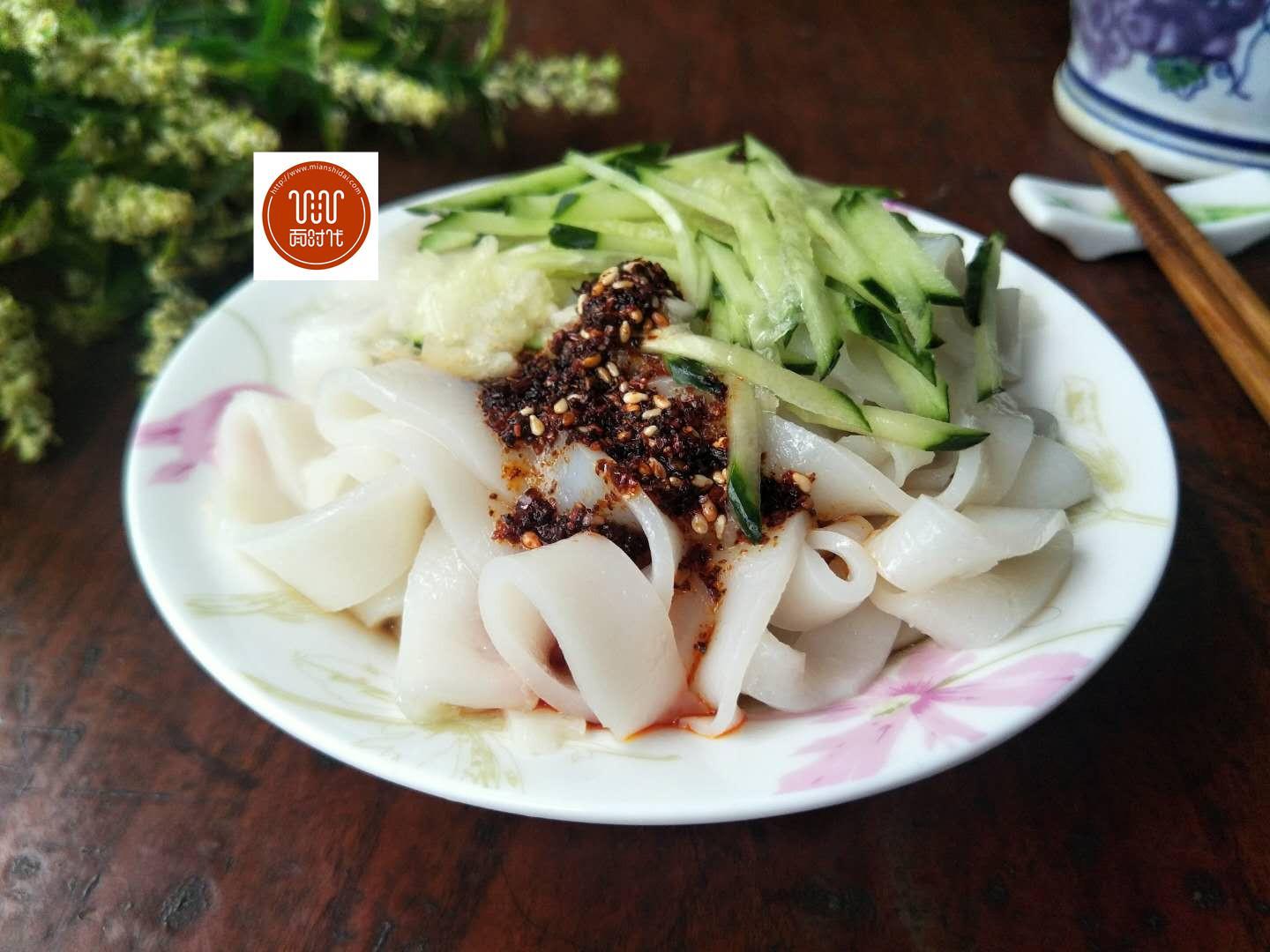 天一暖和就想吃涼皮兒,純手工自制涼皮做法,簡單又干凈!