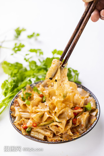 小暑時(shí)節(jié)，麻辣涼皮與消暑養(yǎng)生